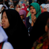 Dân Indonesia cầu nguyện trước biển sau thảm họa động đất, sóng thần