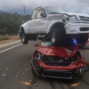 Xe bán tải đậu trên nóc sedan sau tai nạn