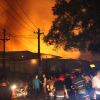 Xưởng gỗ cháy lớn trong đêm, cháy lan sang một công ty gỗ
