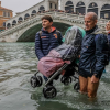 Thủy triều cao kỷ lục sau 10 năm, ¾ Venice ngập nặng