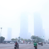 Sương mù giăng phủ Hà Nội, cao ốc mất hút