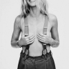 Gwyneth Paltrow ngực trần chụp ảnh