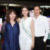 Bố mẹ tiễn Tường San đi thi Miss International