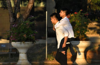 Đặc cách tuyển nam sinh 10 năm cõng bạn, có gì không công bằng?