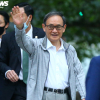 Thủ tướng Nhật Bản Suga đi dạo Hồ Gươm, vẫy tay chào người dân Hà Nội