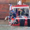 Tìm kiếm nạn nhân mất tích, chống tràn dầu và trục vớt sà lan bị chìm