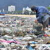 Bãi biển Quy Nhơn ngập tràn rác thải sau bão số 12