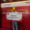 Người trúng Vietlott gần 97 tỉ đồng đeo mặt nạ Pikachu lên lãnh giải