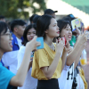 Nữ sinh Việt quây kín Công Phượng, Xuân Trường tại Lào