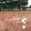 Trước ngày lễ hội, đồi cỏ hồng bị bôi bẩn bởi rác thải, kim tiêm