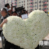 Vợ mang vòng hoa hình trái tim đưa Kim Dung về nơi yên nghỉ
