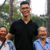 Chàng trai cao 2,2 m ở Sài Gòn chỉ ước mình 1,6 m