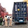 Lùi trong cảng ở Sài Gòn, xe container cán chết người