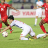 Cầu thủ Việt Nam ngã sấp mặt vì lối đá rắn của Myanmar