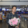 Bị đồn qua đời, Chế Linh khỏe mạnh hội ngộ Tuấn Vũ tại sân bay