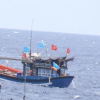Hải quân cứu tàu cá Phú Yên cùng 6 ngư dân trôi dạt trên biển