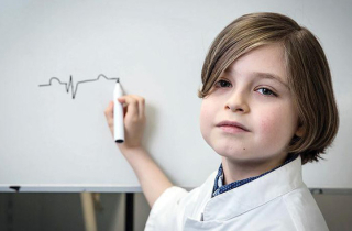 Cậu bé 9 tuổi trở thành người trẻ nhất trên thế giới tốt nghiệp đại học