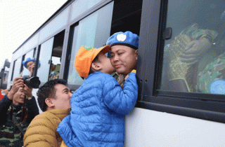 Nụ hôn tiễn lính mũ nồi xanh và lời chúc tuyển Việt Nam chiến thắng