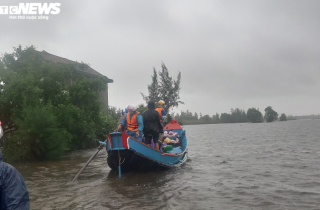 Những người hùng đưa thuyền bơ nan vào tâm lũ dữ cứu dân