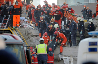 Sống sót sau 33 tiếng bị động đất chôn vùi