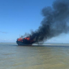 Tàu khách chở 18 người bốc cháy dữ dội giữa biển Cửa Đại