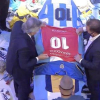 Tổng thống Argentina rưng rưng nước mắt, xếp áo tiễn đưa Maradona