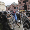 Bạo loạn xảy ra ở đám tang huyền thoại Diego Maradona