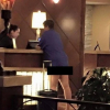 Người đàn ông lĩnh án tù treo vì không mặc quần trong khách sạn