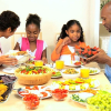 Bữa ăn gia đình giúp trẻ xử sự tốt hơn