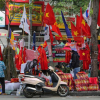 Người TP HCM nườm nượp mua sẵn cờ, áo đỏ cổ vũ tuyển Việt Nam