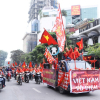 Người hâm mộ đốt pháo sáng khi diễu hành ở Hà Nội
