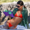 Kendall Jenner mặc bikini nhỏ xíu trên biển