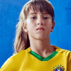 Cô bé 10 tuổi làm điên đảo bóng đá Brazil