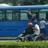 Xe buýt Sài Gòn bị nhóm người cầm hung khí đập vỡ kính trên phố