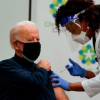 Biden tiêm vaccine Covid-19 trên truyền hình trực tiếp