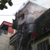 Cảnh sát dùng búa phá tôn, dập đám cháy nhà ba tầng