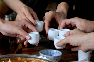 Mất lòng vì chén rượu