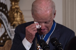 Biden bật khóc khi tạm biệt quê hương