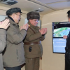 Ông Kim Jong-un kêu gọi tăng cường sức mạnh quân sự sau khi quan sát thử tên lửa