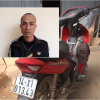 Gã nghiện bị công an bắt tại trận khi đang trộm cắp xe máy