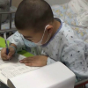 Cậu bé ung thư Trung Quốc làm bài thi trên giường bệnh