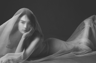 Ngày Tết khoe ảnh nude, Ngọc Trinh gợi cảm làm dân mạng \