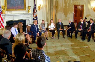 Trump khiến dân Mỹ phẫn nộ vì đề nghị trang bị súng cho giáo viên