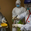 40 y bác sĩ cùng bệnh viện nhiễm virus corona