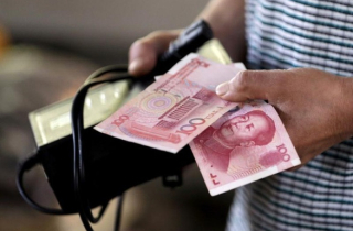 Trung Quốc tiêu hủy tiền giấy trong vùng dịch: Hành động quá muộn?