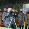 Kim Jong-un không đeo khẩu trang khi thị sát tập trận