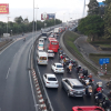 Xe cộ từ miền Tây lên TP Hồ Chí Minh nối đuôi nhau nhích trên quốc lộ