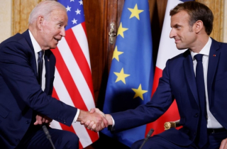 Ông Biden thảo luận với Tổng thống Pháp về tình hình Ukraine