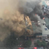 Dãy cửa hàng trên phố Hà Nội đang bùng cháy dữ dội kèm nhiều tiếng nổ lớn