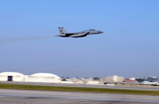 F-15 Mỹ rơi ăng ten trên bầu trời Nhật